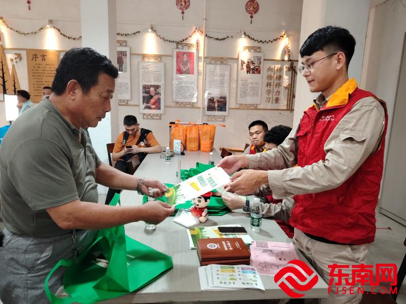 国网福清市供电公司江阴镇供电所志愿服务队志愿者正在进行节能低碳宣传。 (东南网福清频道记者 王倩雯摄).jpg