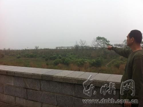 救人者靳先生向记者讲述救人过程 救人者靳先生向记者讲述救人过程