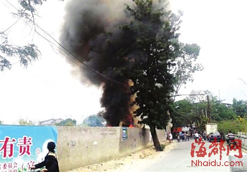 小学对面烧垃圾“痼疾”难除 竟惊动消防车扑救