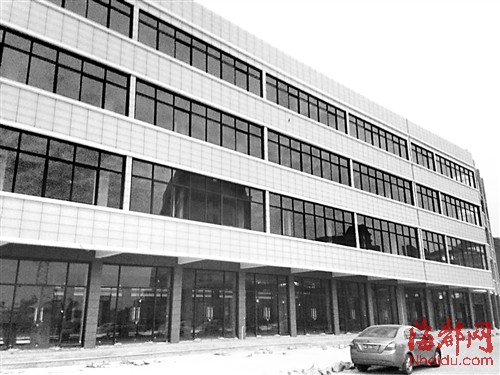 福州外语外贸学院门口两栋大楼完工 居民称违建