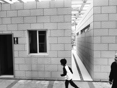 榕一公厕性别标识前后不一致 男女常走错引尴尬