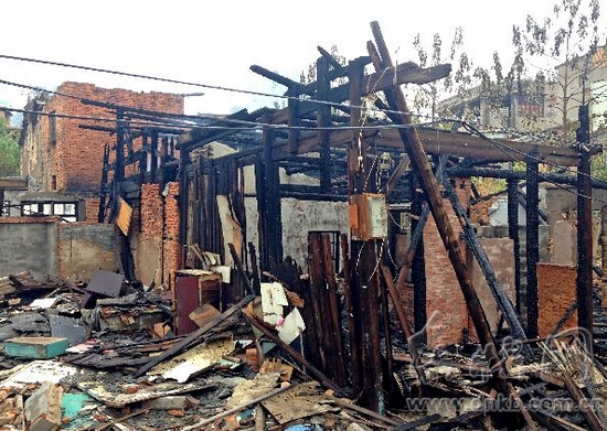 台江太平里木屋凌晨失火 疑因流浪人员用火不慎