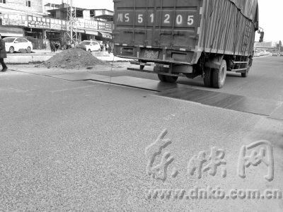 福州盘屿路车碾钢板“哐哐”响 临街居民难入眠