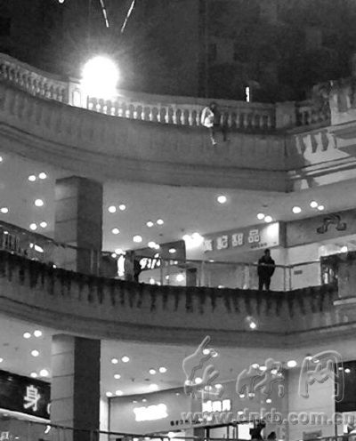 宝龙城市广场女子爬护栏欲轻生 消防员伺机救下