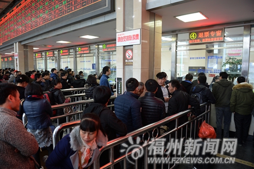 怪!福州火车站办理退改签的人比买票人还多(图)