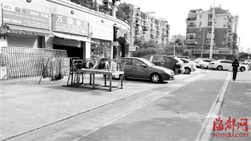 香江枫景抢车位大战 业主车停人行道遭店主扎胎