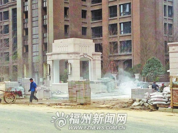 燎原路在建工地扬尘已数月 路边小车被尘土覆盖