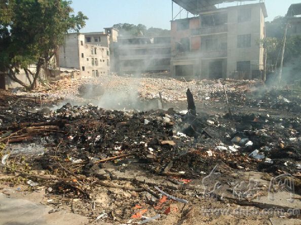 凤高村拆迁工地近百平方米垃圾起火 无人员伤亡