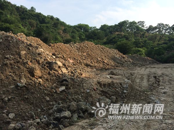 上百车渣土偷倒石林古寺后山 执法部门介入调查
