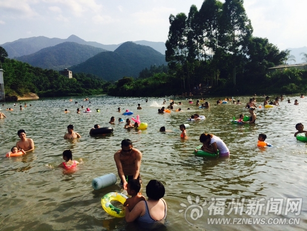 上街溪源宫市民扎堆游泳 禁止游泳警示牌成摆设