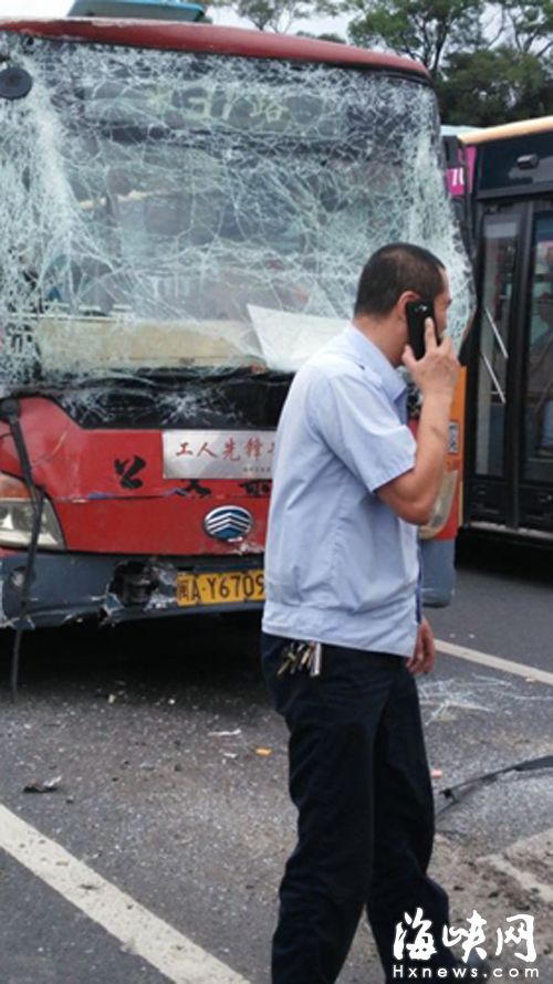 31路公交车前挡风玻璃撞成蜘蛛网状(伤者家属供图)