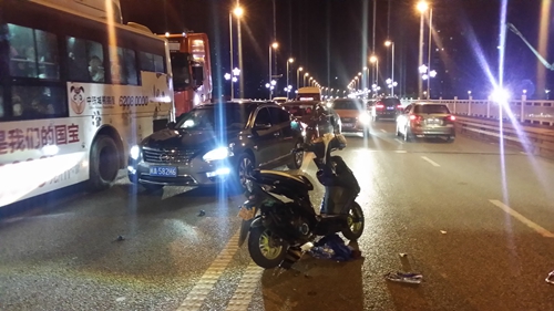 事故发生后,燃油助力车停在桥面上,双向大堵车