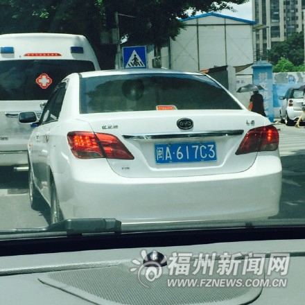 急救车鸣笛还遭变道加塞 网友呼吁给生命让条路