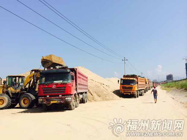 沙滩公园冒数个非法沙场 部门出动30多辆车取缔