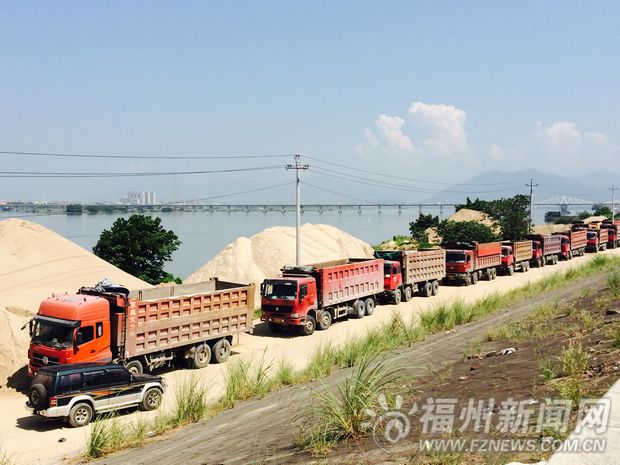 沙滩公园冒数个非法沙场 部门出动30多辆车取缔