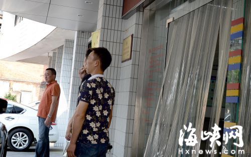 福州市皮肤病防治院门诊楼门口,两人在吸烟,这里并非医院设立的“吸烟区”