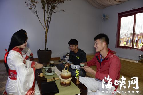 运动员们品尝福州的好茶,感受茶文化