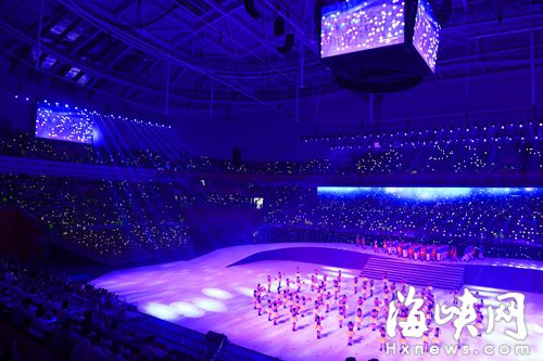 闭幕式现场,观众举起手机,整个场馆变成了星空