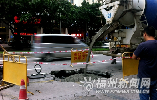 排尾路大坑吞公交后轮 依姆从座椅上震落伤了腰