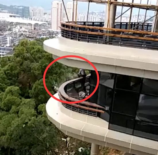 金鸡山公园工人往树林丢废料 管理处将派人巡查