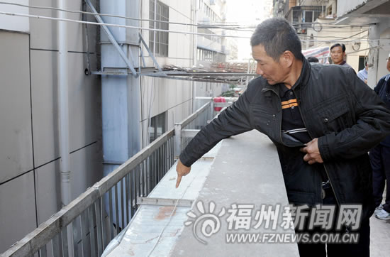 居民不慎坠楼身亡 家属质疑小区改造未做好防护