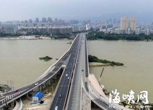 新旧桥之间、北桥头三个匝道两侧都将装花箱