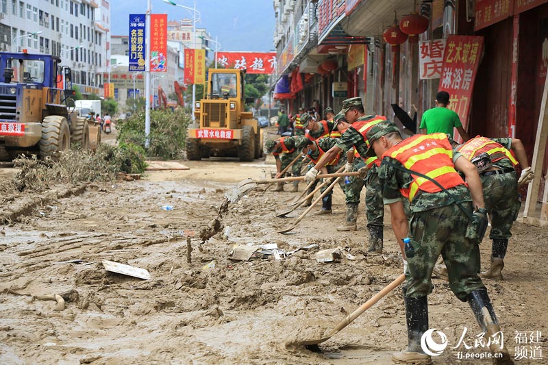 台风重灾区闽清坂东镇救灾抢险正稳步推进(组图)