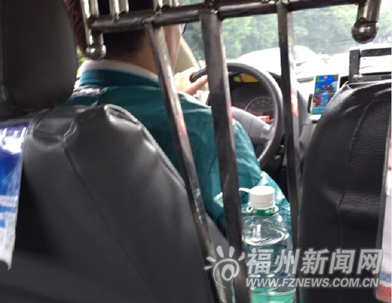 的哥边开车边玩“消消乐” 乘客拍照后微博曝光