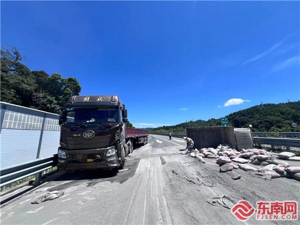 事故现场照片.jpg 事故现场照片.jpg