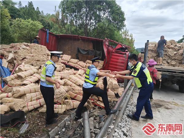 各部门工作人员协助转运货物.jpg 各部门工作人员协助转运货物.jpg