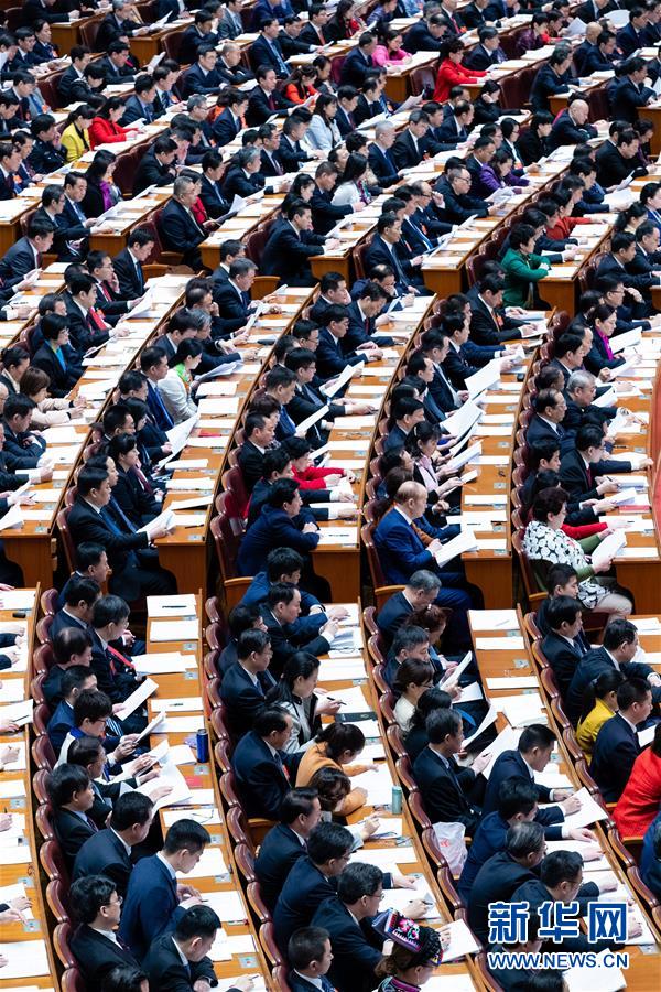 (两会·XHDW)(6)十三届全国人大二次会议举行第三次全体会议