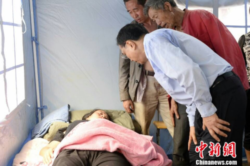 李克强抵达鲁甸地震震中看望受伤民众救治情况(图)