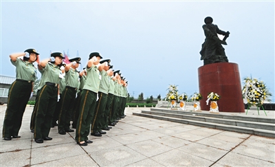 7月25日,辽宁盘锦边防支队官兵在田庄台殉国将士墓碑前庄严宣誓。