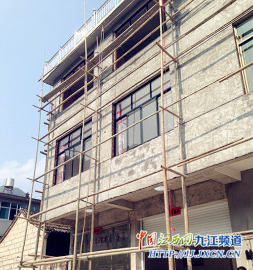 理善后事宜,而家属及湖口政府工作人员称,当地政府处理后事时态度强势。湖口农民工在这栋私房做工时坠亡