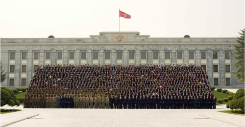 金正恩与轻型飞机开发者合影赞取得惊人成果(图)