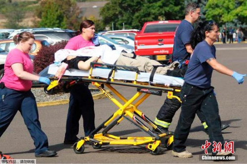 当地时间10月1日,美国俄勒冈州一家社区学校发生枪击事件,枪击事件导致至少10人遇难,7人受伤。