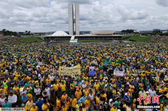 资料图:当地时间2015年3月15日,巴西多地民众举行大规模反政府示威活动,要求弹劾总统罗塞夫,抗议国家济增长停滞及巴西石油公司腐败。 图为在巴西首都巴西利亚,数量众多的示威者将国会大楼包围。
