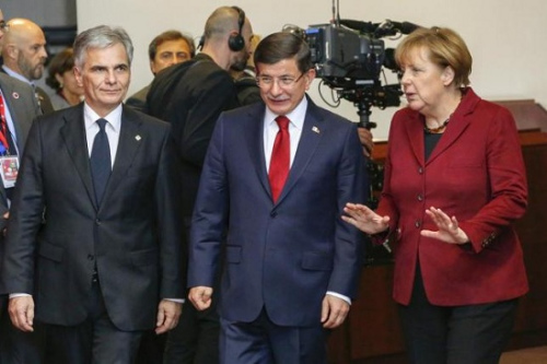 资料图:法伊曼(左)、达武特奥卢(中)和德国总理默克尔(右)