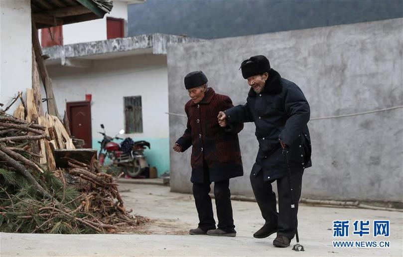 (图片故事)(1)四川老夫妻 牵手一甲子