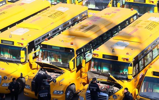 #(社会)(1)校车“体检”迎开学