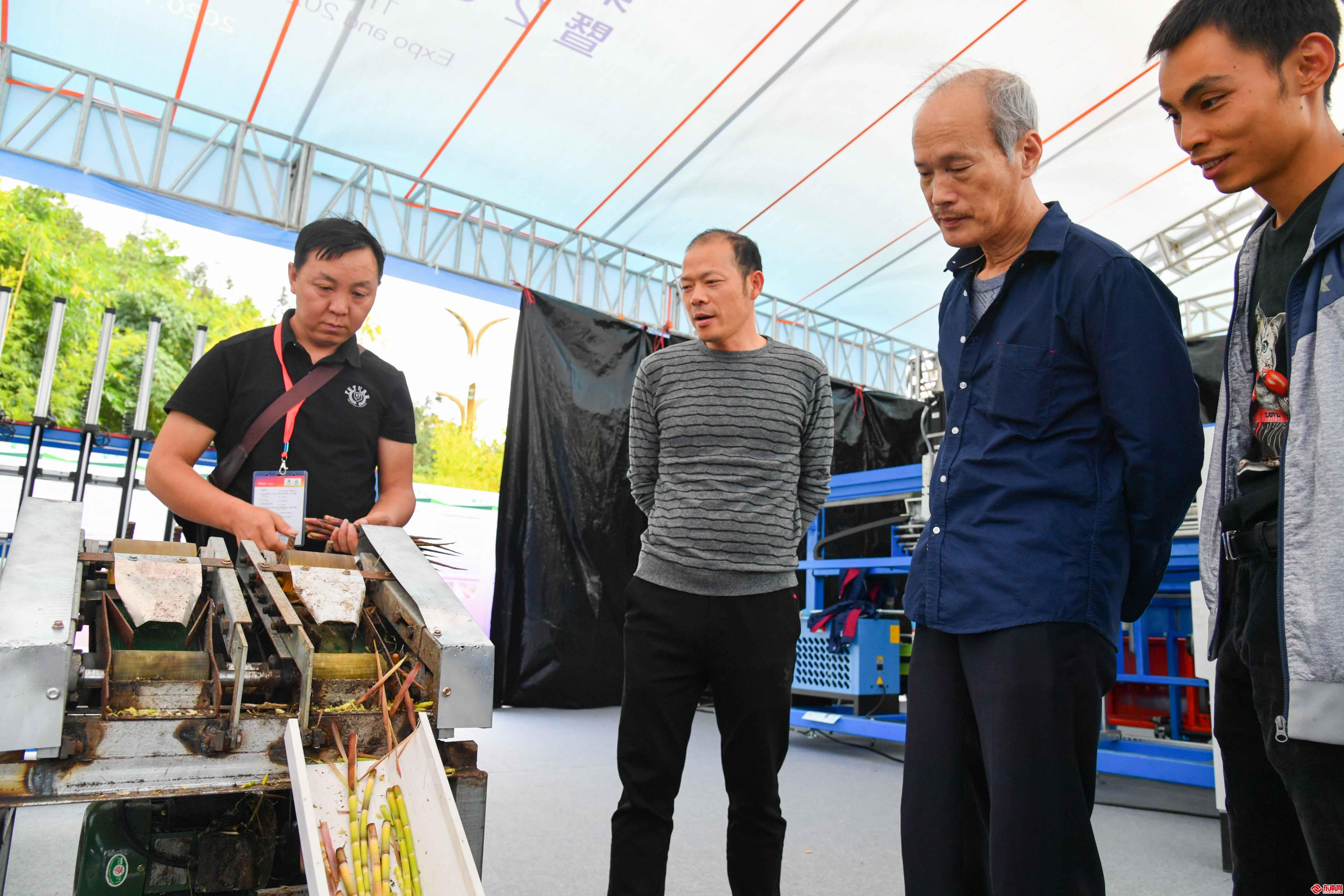 竹科技设备现场厂商展示剥竹机.jpg 竹科技设备现场厂商展示剥竹机.jpg