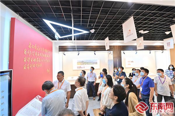 展览现场.jpg 展览现场.jpg