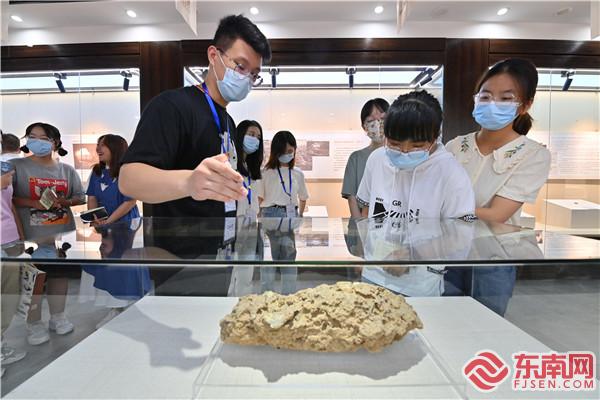 来宾观看文物.jpg 来宾观看文物.jpg