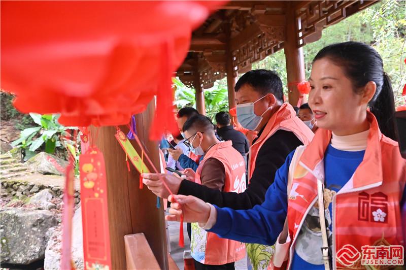 在聚福桥上游客驻足猜“福”内容灯谜.jpg 在聚福桥上游客驻足猜“福”内容灯谜.jpg