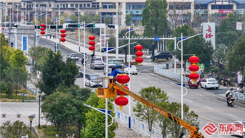 工作人员正在悬挂红灯笼,黄尉峰摄.jpg 工作人员正在悬挂红灯笼,黄尉峰摄.jpg