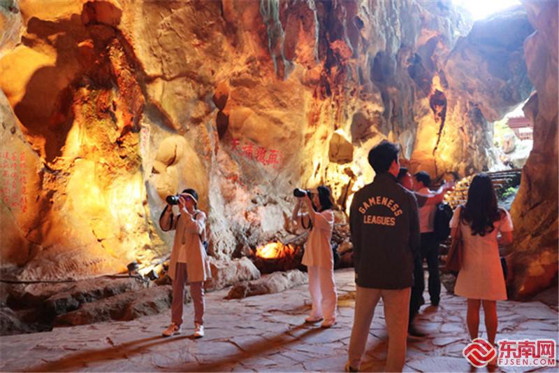 “网络名人看福建·如画三明”采风团考察了滴水岩红色旅游景区.jpg “网络名人看福建·如画三明”采风团考察了滴水岩红色旅游景区.jpg