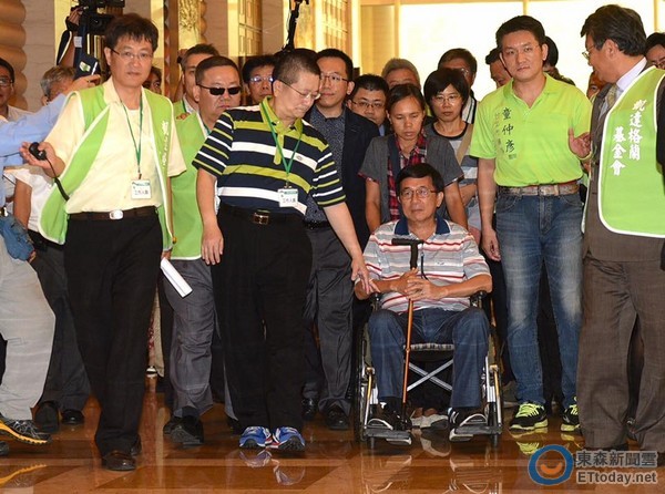 装呆、绝食、写信求救!邱毅酸陈水扁狱中丢脸3件事