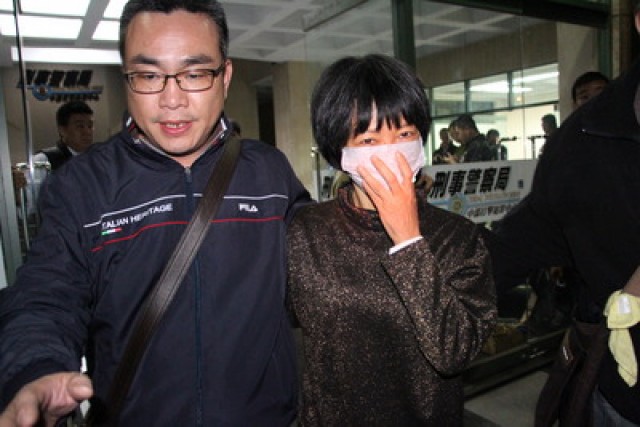 陳巧明結束第1波偵訊 日月明平t責人陳巧明(右)12日被拘提偵訊到13日凌晨1時部A才拖著疲憊的身驅及泛紅的眼眶離開刑事局中部打擊犯罪中心,被帶往彰化地檢署複訊。中央社記者陳靜萍攝 102年12月13日