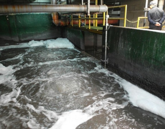 日月光中壢廠遭部分停機(2) 桃園縣環保局假日深夜稽查,發現日月光中壢廠晶圓切割機台製程水,未經處理溢流排放,15日凌晨當場立即下令停機外,也進行封管作業。中央社記者卞金峰翻攝 102年12月15日