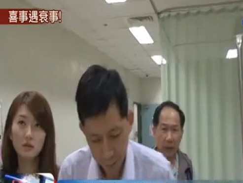 ▲懷有身孕的新娘得知愛人出車禍,一路哭到醫院探視。(圖/翻攝自華視新聞)